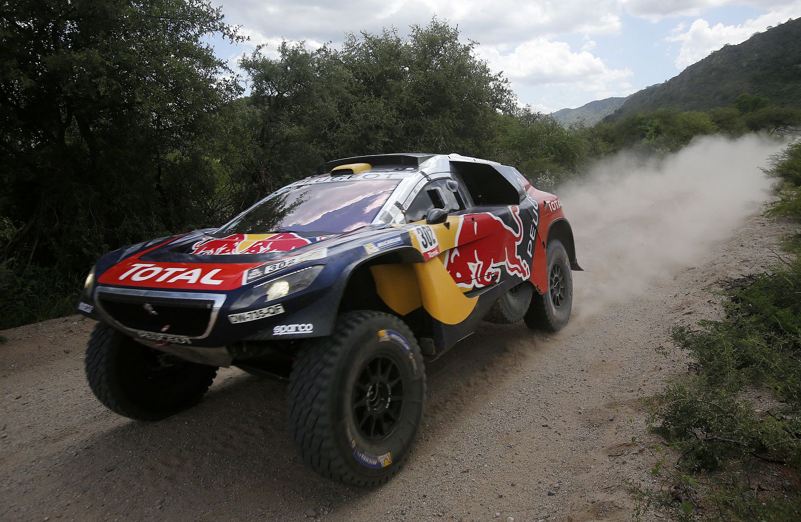 Imagen del francés Stephane Peterhansel, del equipo Peugeot, durante la 11ª etapa del Dakar 2016.