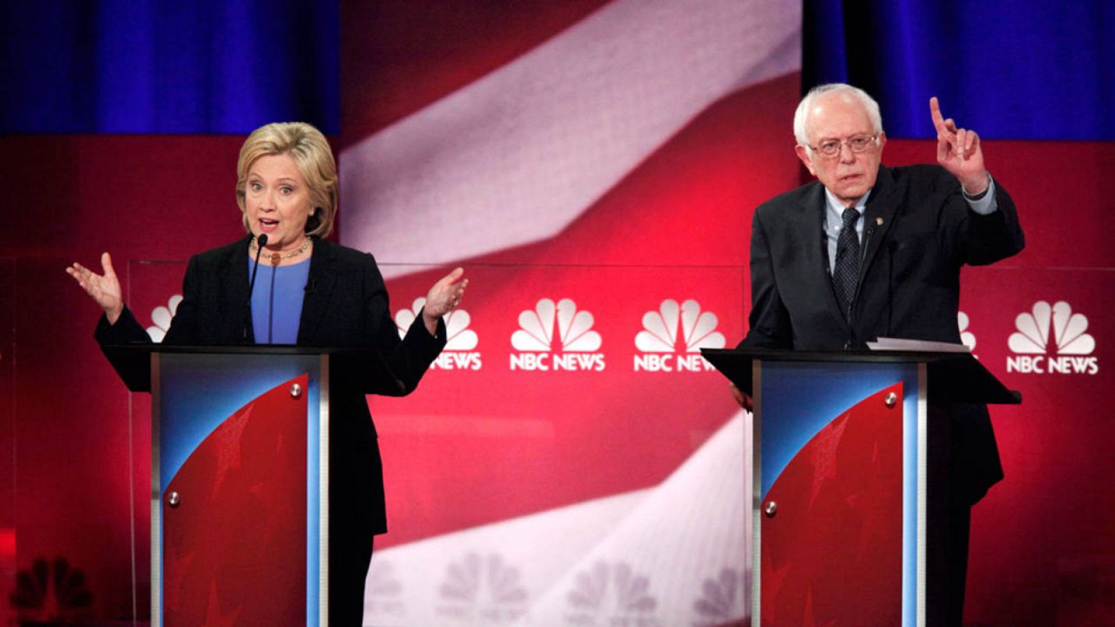 Hillary Clinton y Bernie Sanders, durante el cuarto debate demócrata