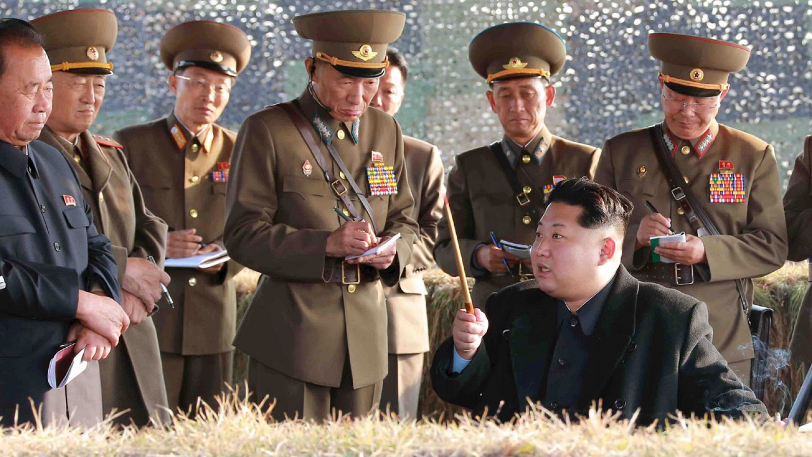 El dictador norcoreano Kim Jong Un presencia unas maniobras militares en Pyongyang