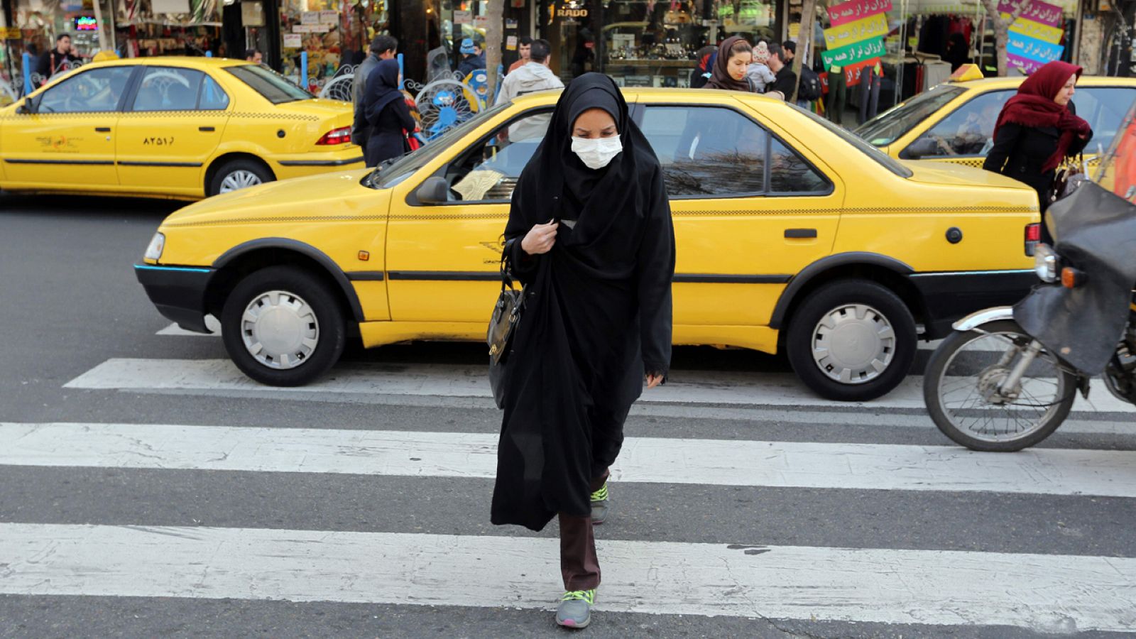Una mujer iraní cruza una calle en Teherán
