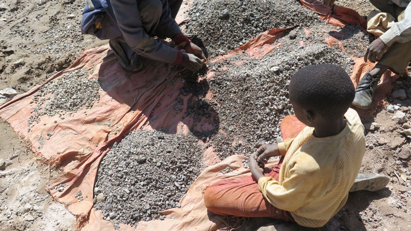 Niño maneja cobalto en una mina en la RDC