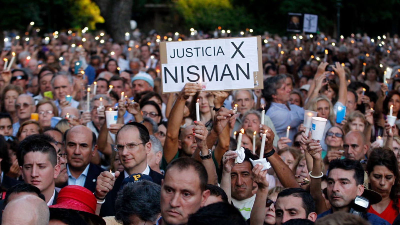 Varias personas asistentes al acto 'Velas por Nisman'