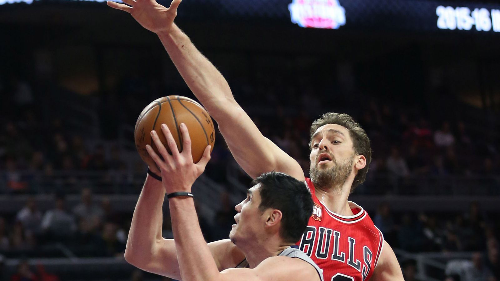 Pau Gasol frente a los Detroit Pistons