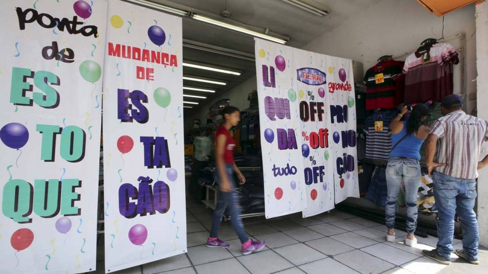 Clientes en una tienda de ropa de la ciudad brasileña de Sao Paulo