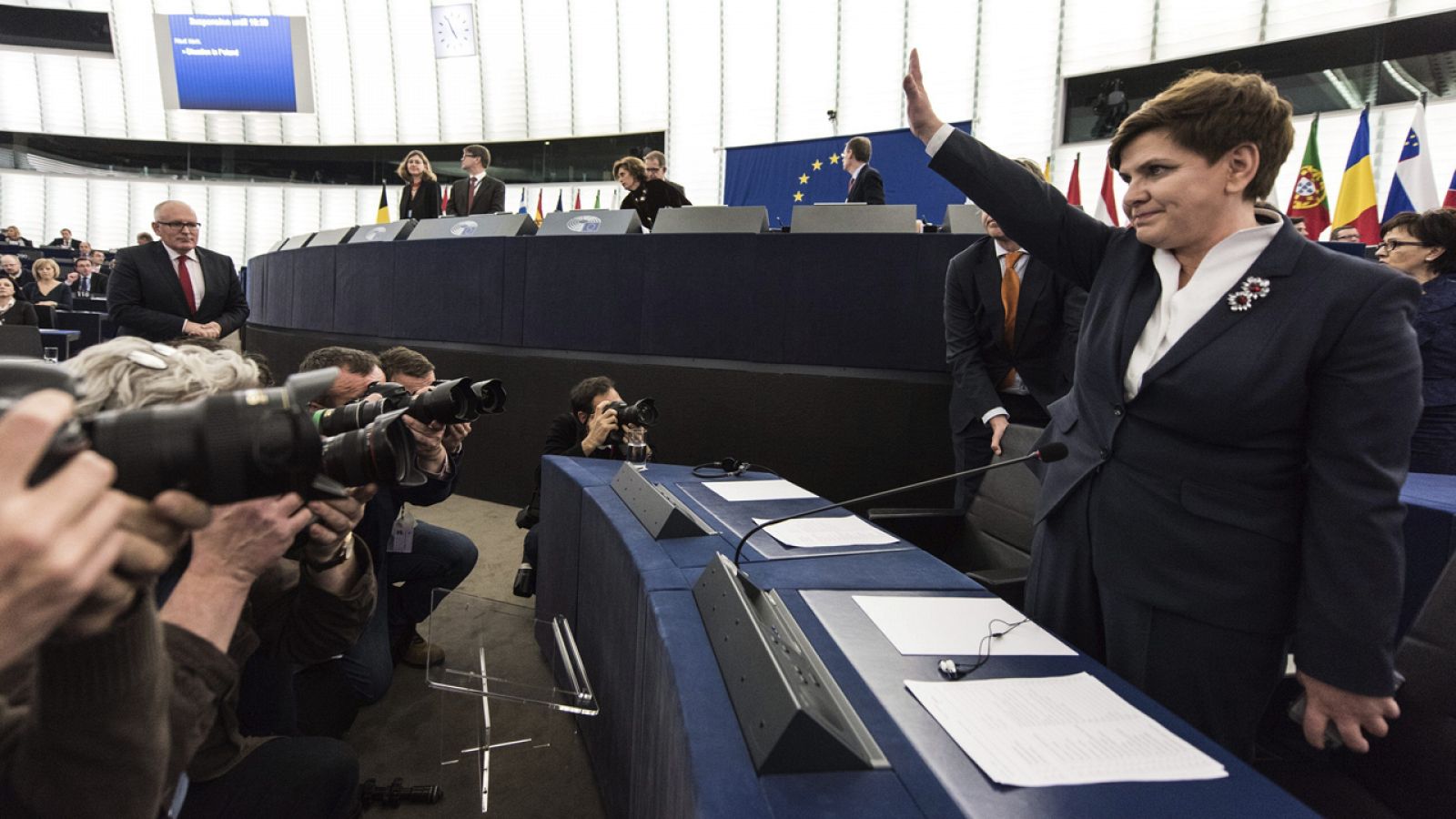 La primera ministra polaca, Beata Szydlo (dcha), saluda antes de intervenir durante la sesión plenaria del Parlamento Europeo en Estrasburgo