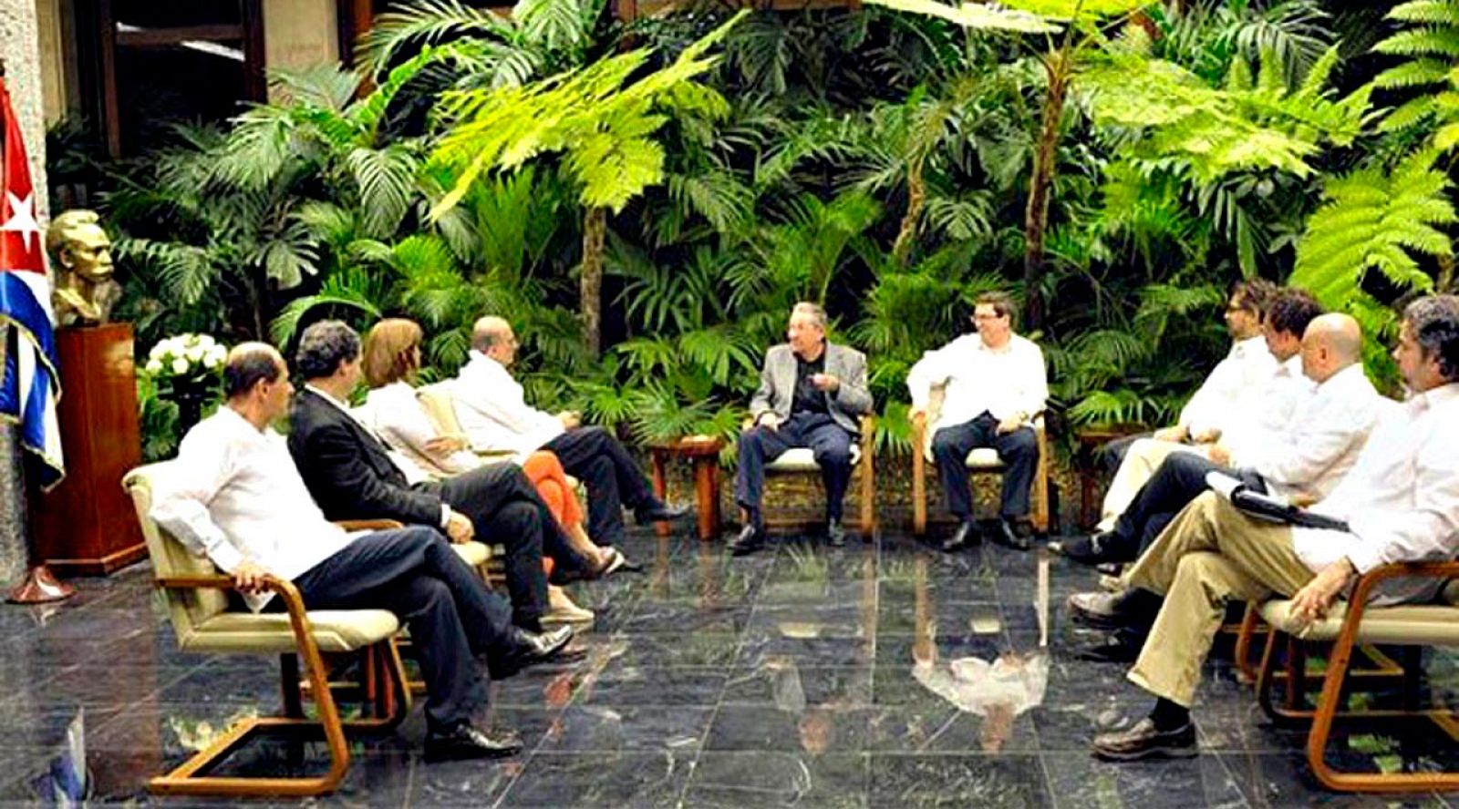 El presidente de Cuba, Raúl Castro, se reúne con las delegaciones del Gobierno de Colombia y de las FARC antes de la última ronda de negociaciones