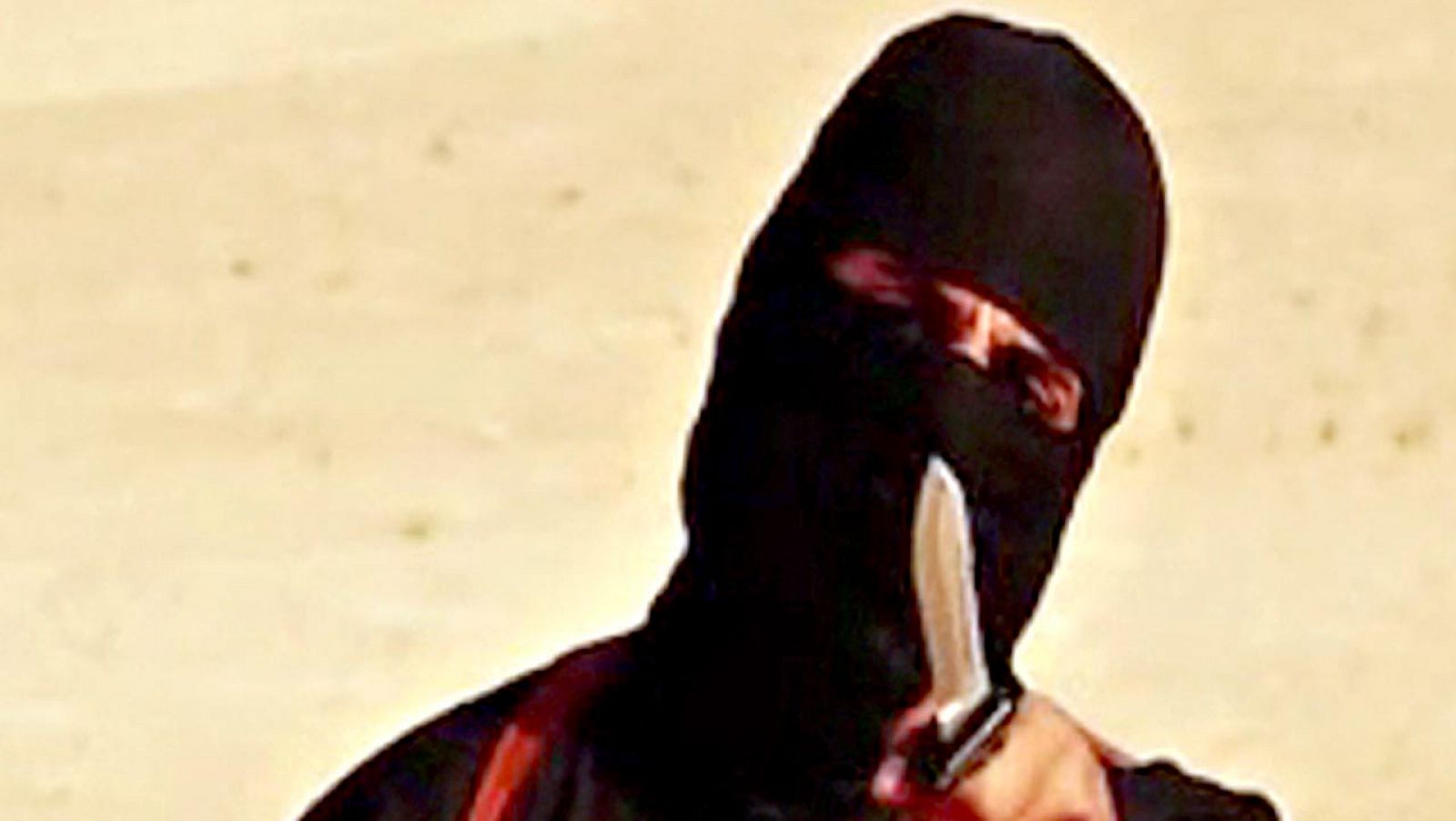 Imagen de Mohamed Emwazi, conocido como "Jihadi John", en uno de los vídeos que difundió el Estado Islámico con una decapitación