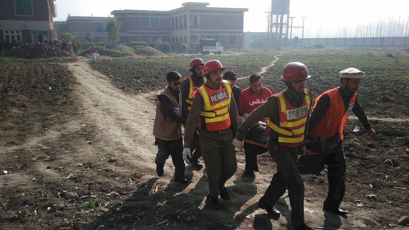 Equipos de rescate evacúan a uno de los heridos en el ataque a la universidad Bacha Jan de Charsadda, en Pakistán. AFP PHOTO / A MAJEED