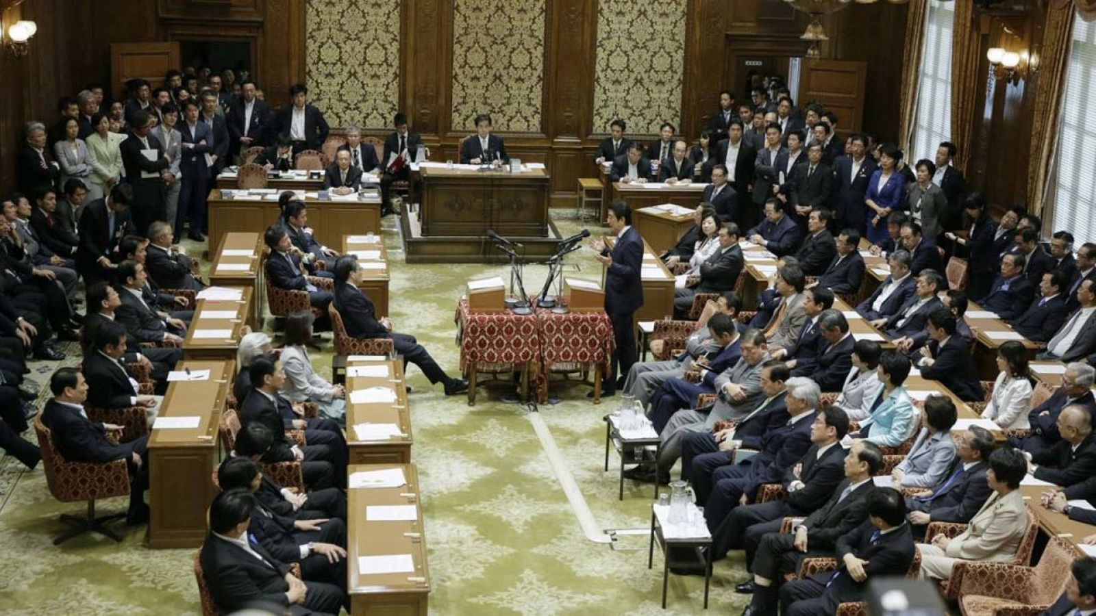 El primer ministro japonés, Shinzo Abe, durante un debate en el Parlamento nipón con el líder de la oposición, el demócrata Katsuya Okada