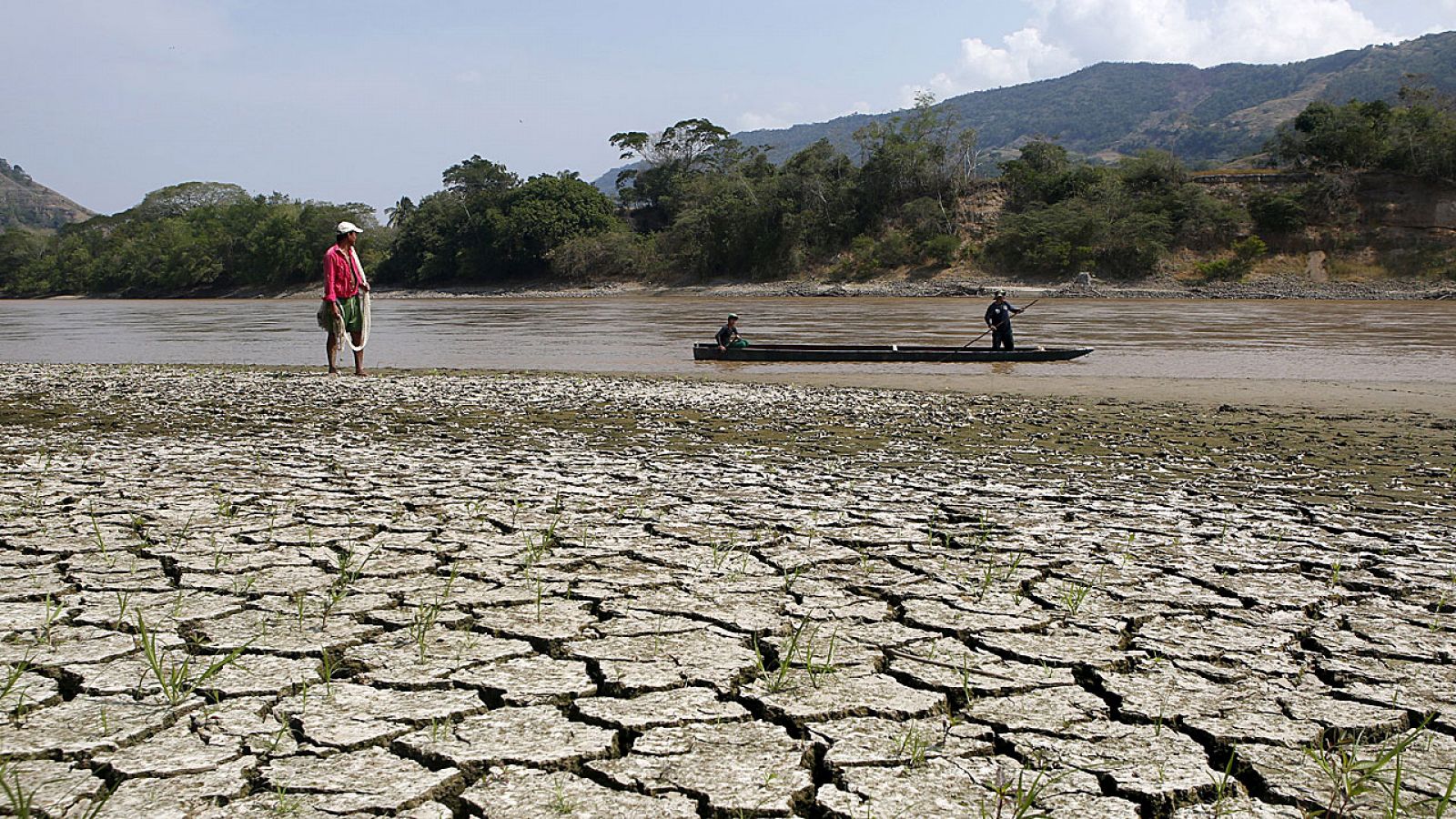Un pescador observa los efectos de la sequía en el río Magdalena, el más largo e importante de Colombia.