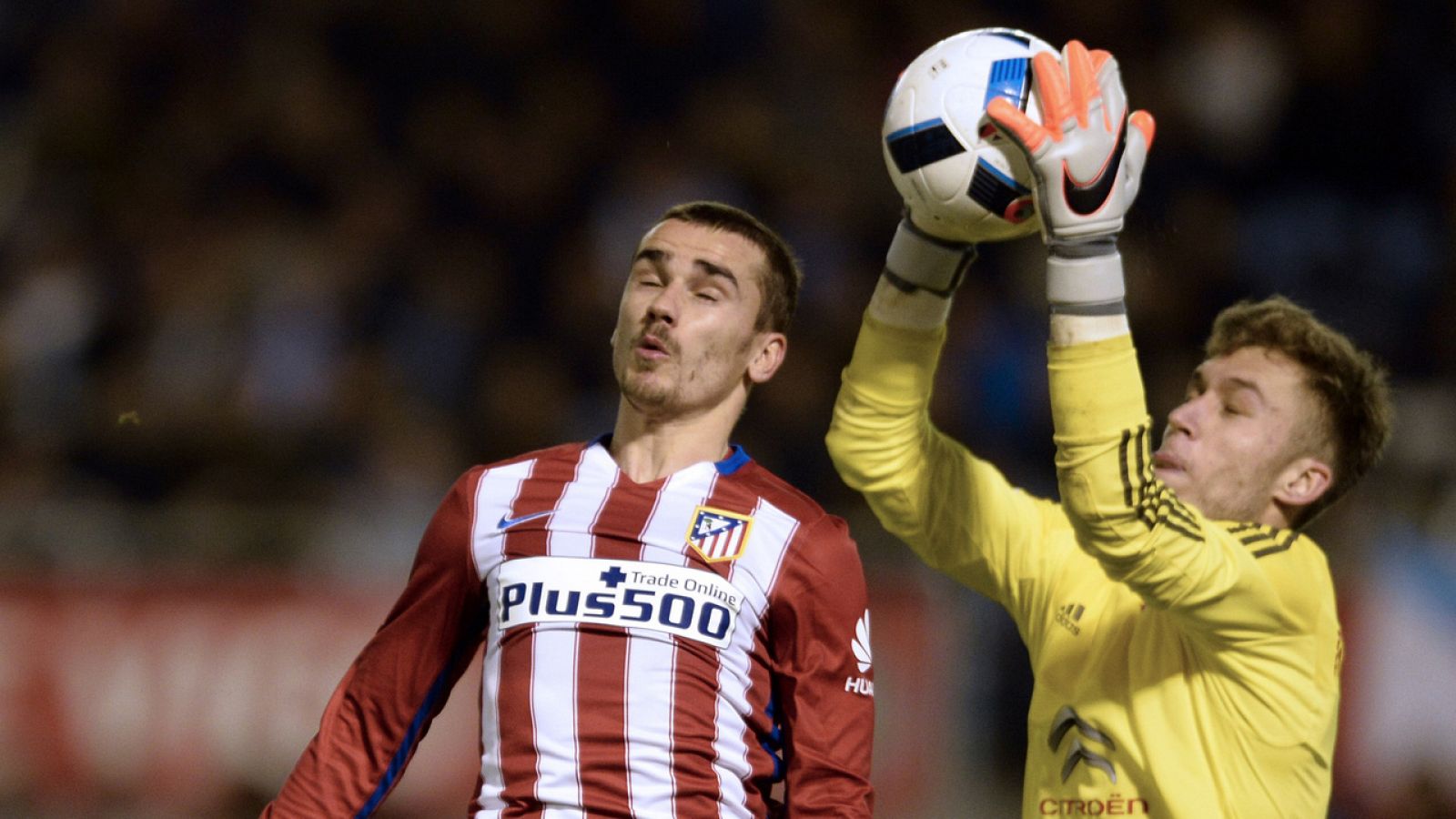 Rubén Blanco para un balón ante el intento de remate de Griezmann.