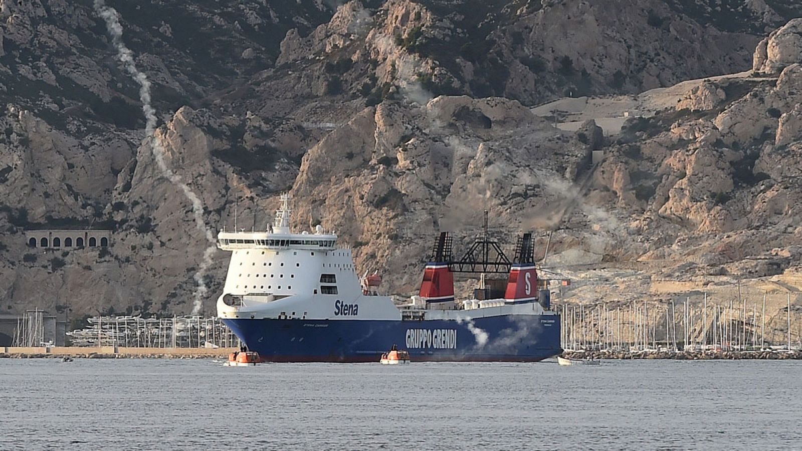 Un carguero anclado ante el puerto de Marsella