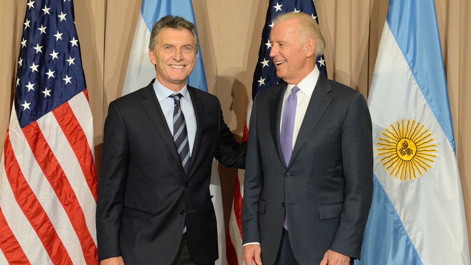 El presidente de Argentina, Mauricio Macri, junto al vicepresidente de Estados Unidos, Joe Biden, en el Foro Económico Mundial en Davos, Suiza