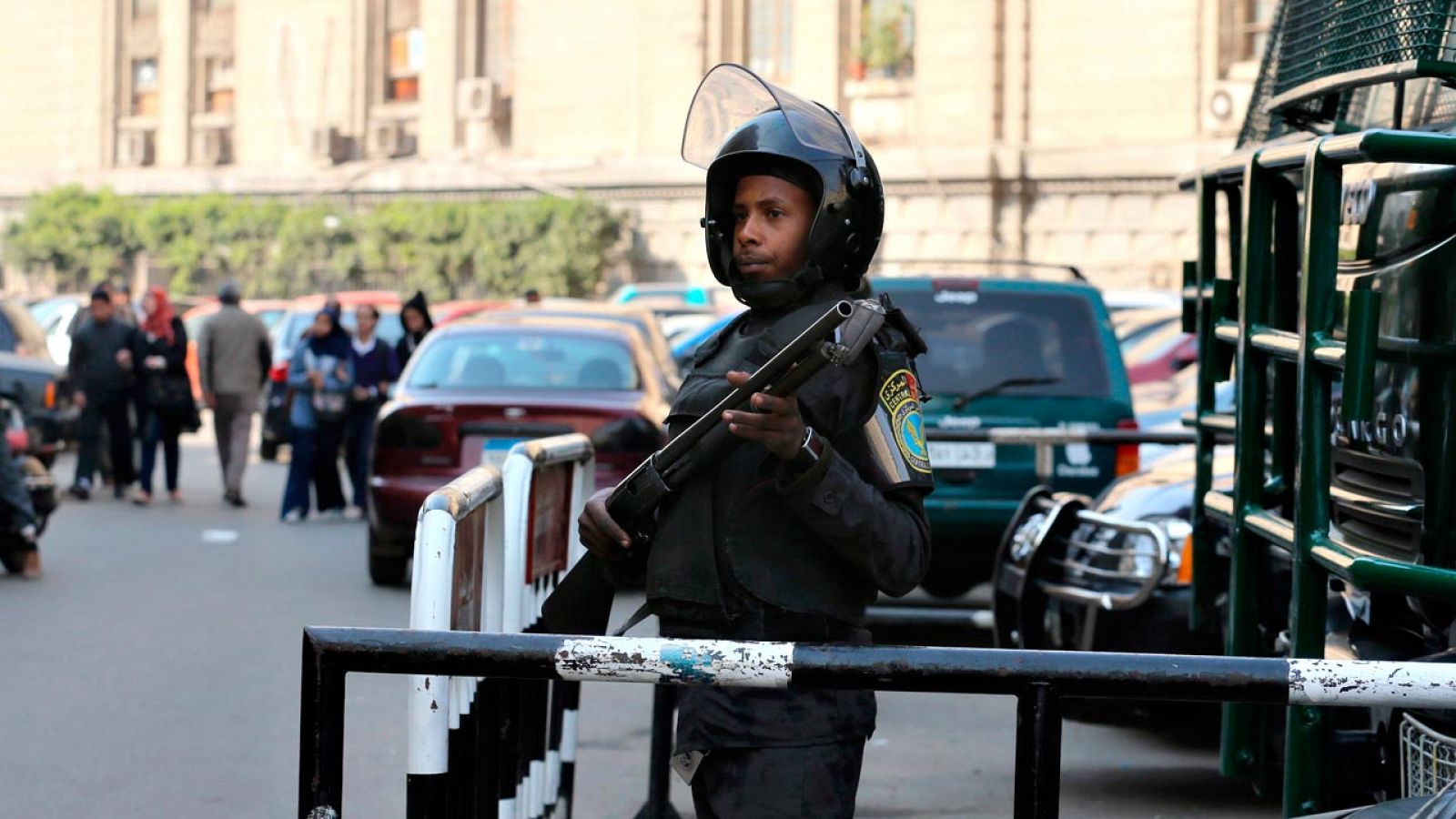 Un policía antidisturbios egipcio monta guardia ante un edificio judicial de El Cairo