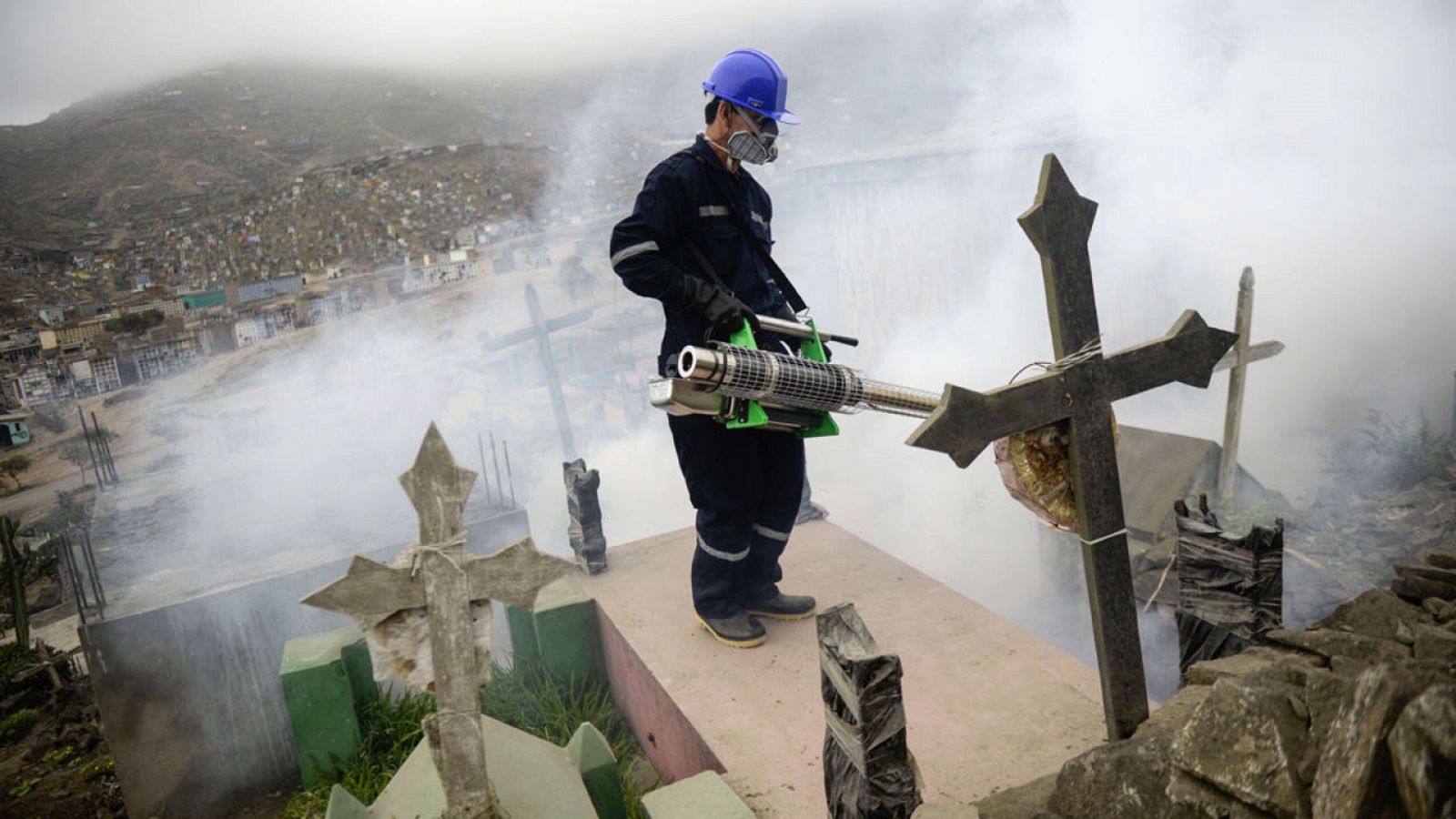 Un especialista fumigando en el cementerio de Nueva Esperanza, en Lima, para prevenir el virus del Zika.