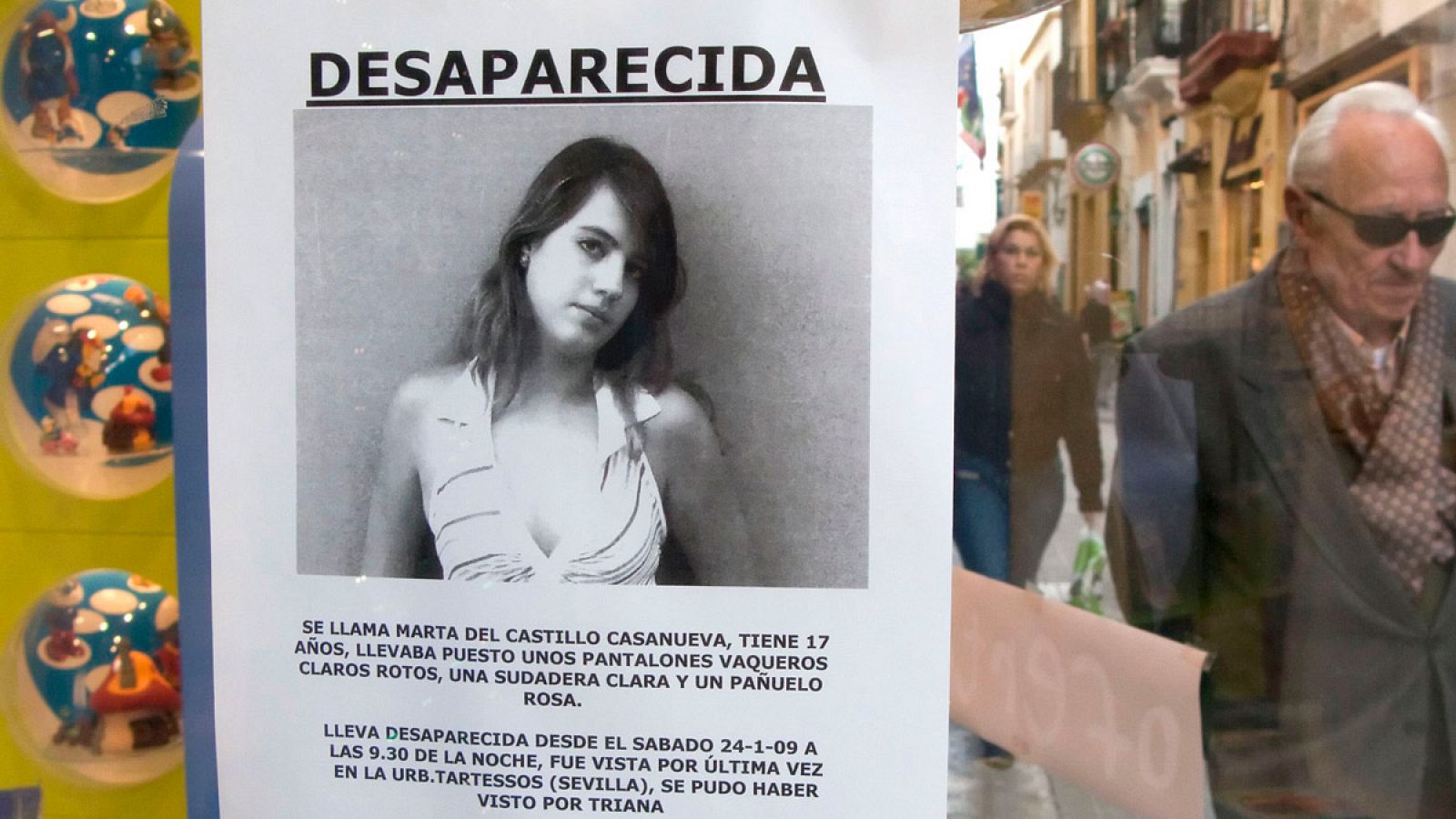 Un escaparate de un comercio sevillano muestra la fotografía de Marta del Castillo en enero de 2009.