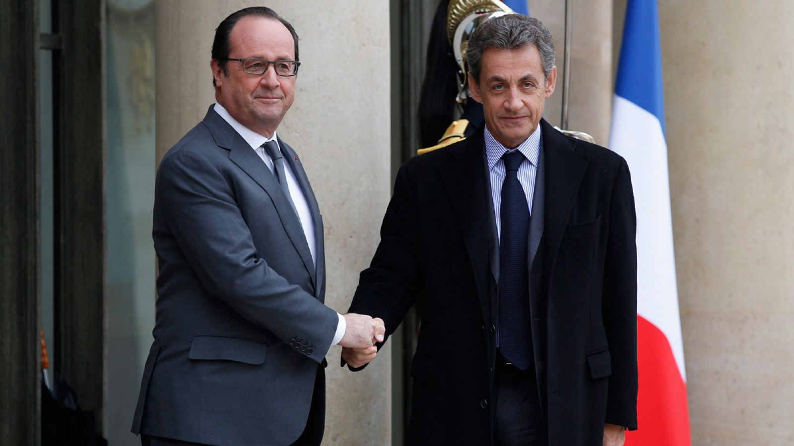 El presidente de Francia, François Hollande, saluda al líder del partido de centro derecha Los Republicanos, Nicolas Sarkozy, en París