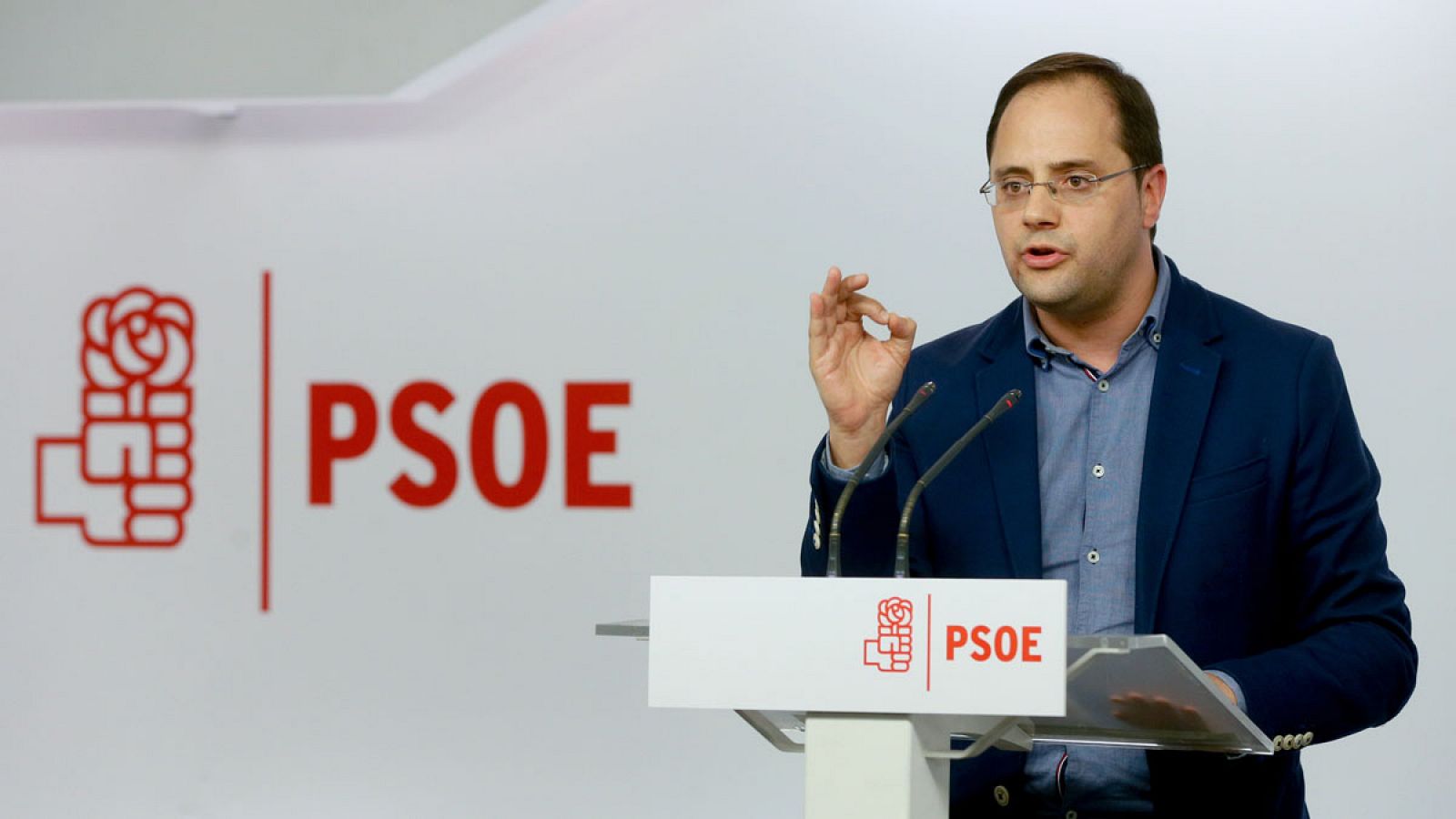 El secretario de Organización del PSOE, César Luena, comparece ante los medios tras conocerse la decisión de Rajoy de rechazar de momento someterse a la investidura