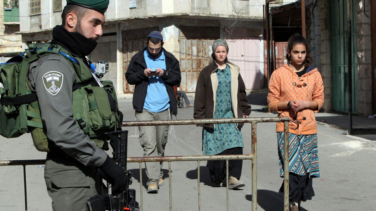 Un guardia israelí custodia las calles de Hebrón