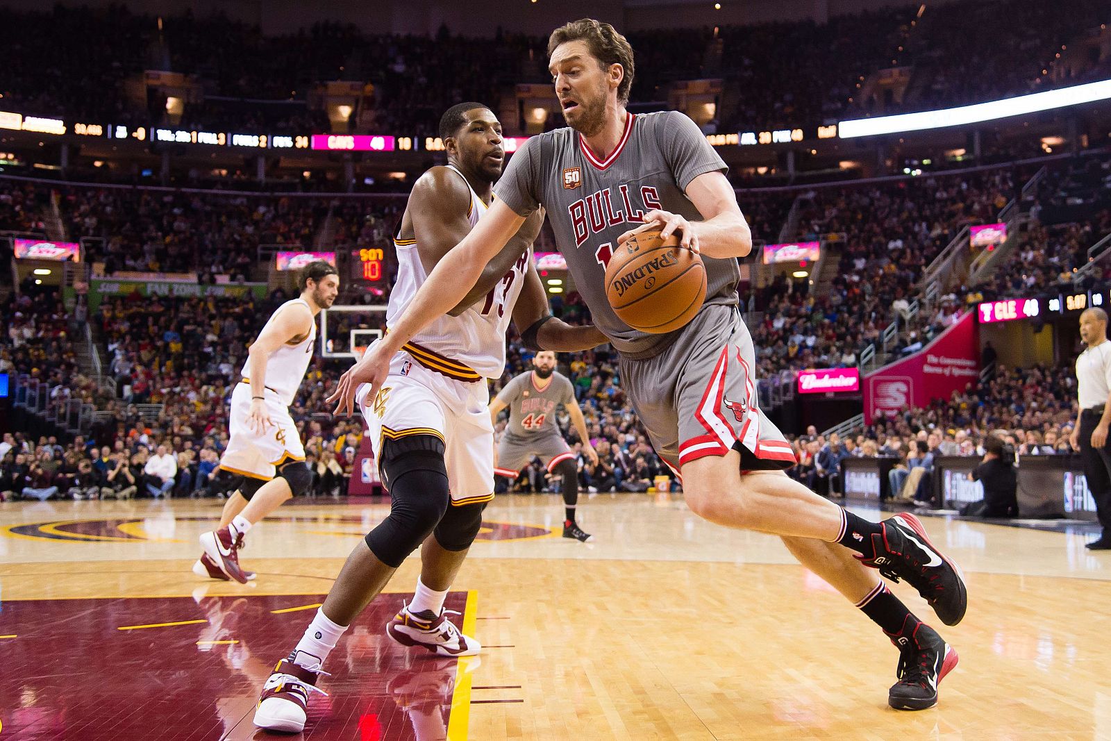 Pau Gasol trata de superar al jugador de los Cleveland Cavaliers Tristan Thompson.