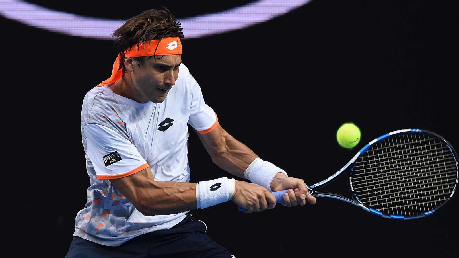 El español David Ferrer, octavo cabeza de serie, certificó este lunes su presencia en los cuartos de final del Abierto de Australia, primer Grand Slam de la temporada que se está disputando en Melbourne, al batir, por 6-4, 6-4 y 7-5, al estadounidense John Isner.