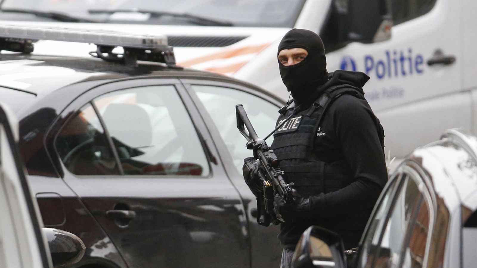 Policías belgas buscan un suspechoso fundamentalista en el barrio de Molenbeek, imagen de archivo