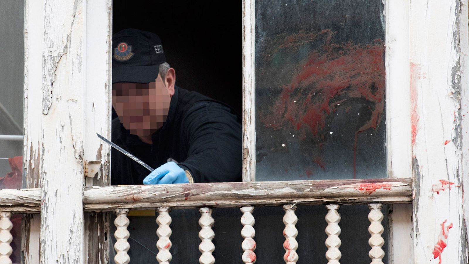 Un ertzaina toma pruebas en la ventana desde la que el agresor arrojó al bebé