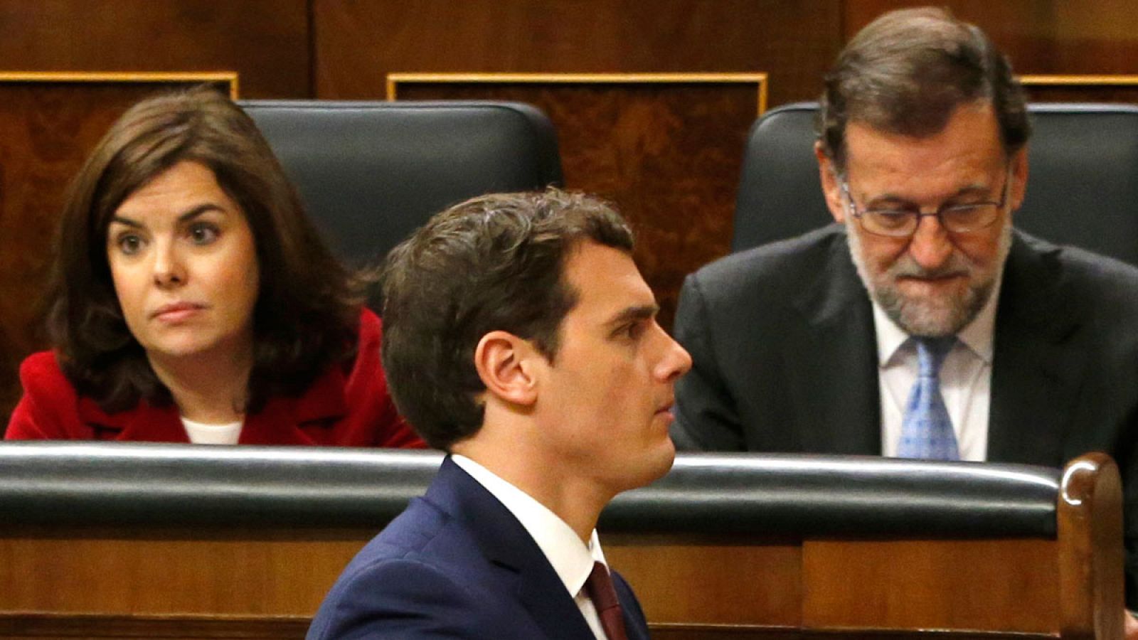 El líder Ciudadanos Albert Rivera pasa frente al jefe del Ejecutivo en funciones Mariano Rajoy y la vicepresidenta Soraya Sáenz de Santamaría
