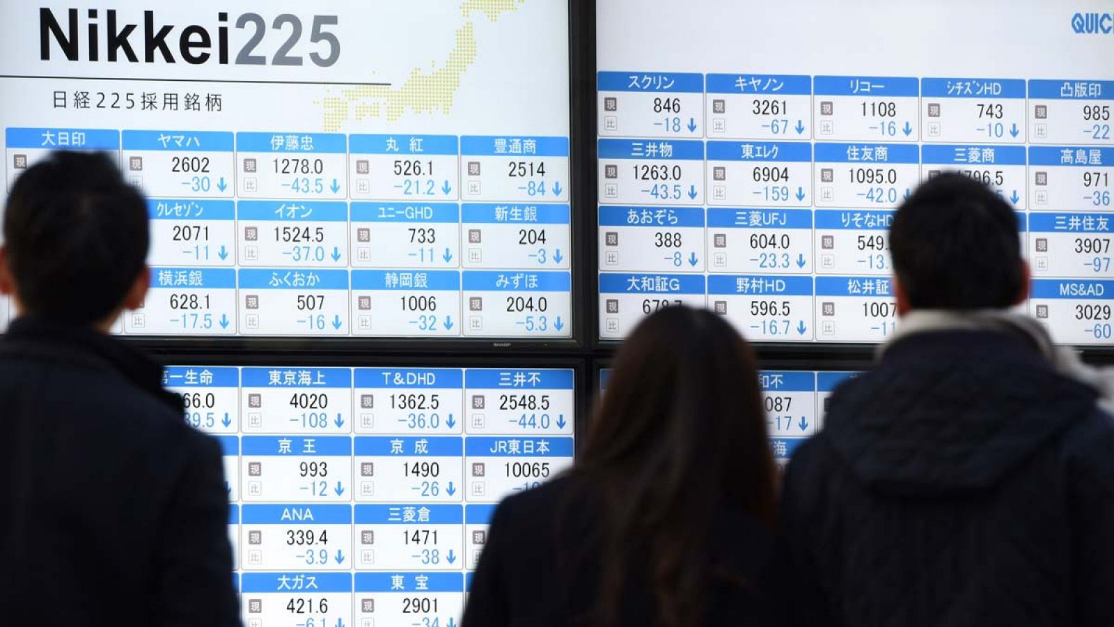 Varios transeúntes observan las cotizaciones de la Bolsa de Tokio en un panel electrónico de una asesoría bursátil de la capital japonesa
