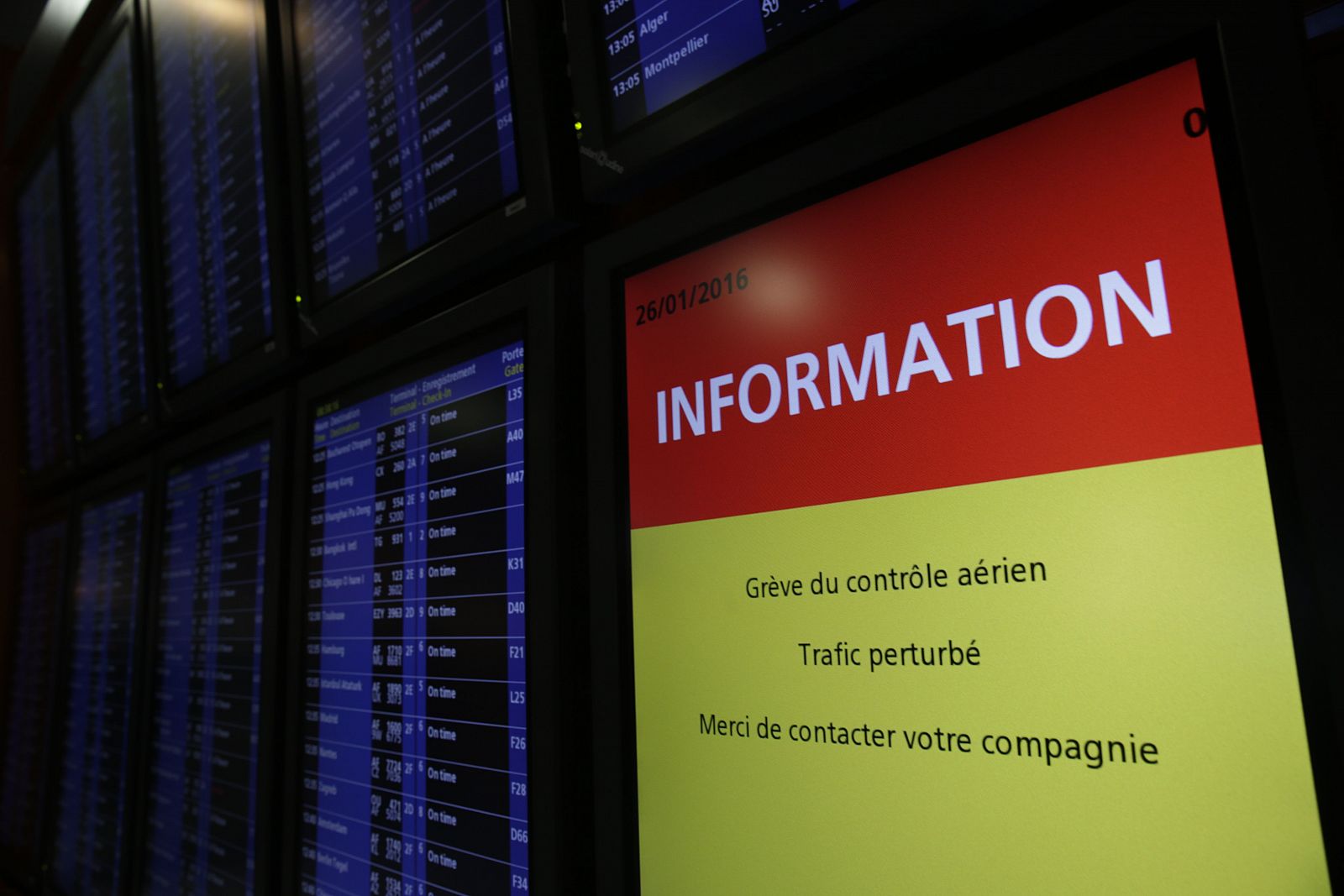 Un panel de información anuncia la huelga de controladores en el aeropuerto de Charles de Gaulle