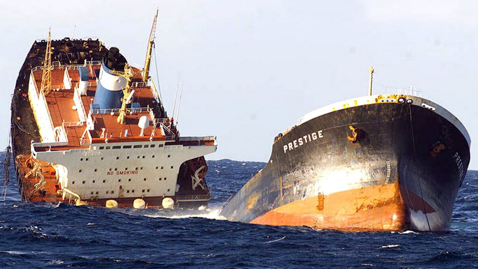Fotografía del petrolero "Prestige" partido en dos, realizada desde la Fragata "Baleares" de la Armada Española.