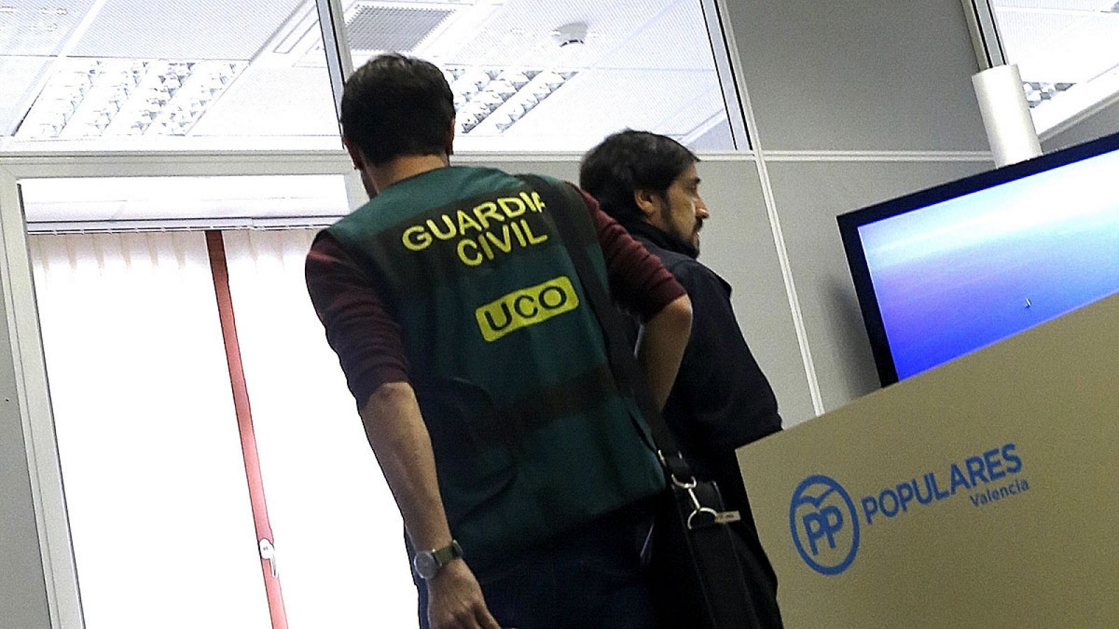 Agentes de la Guardia Civil registran los despachos del grupo municipal del PP en el Ayuntamiento de Valencia.