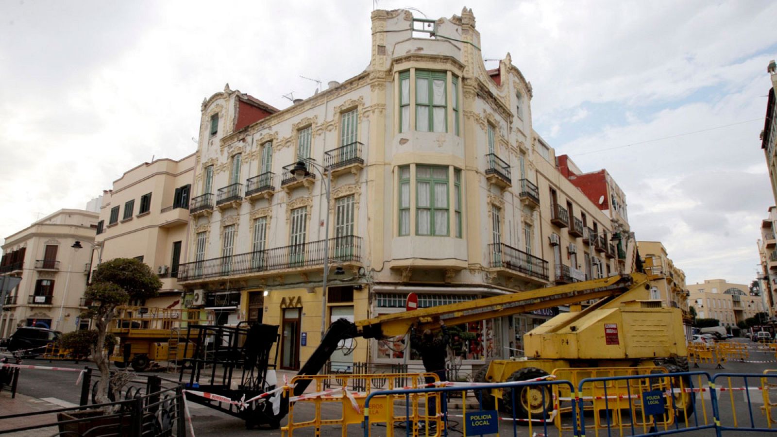 Un edificio del centro de Melilla dañado por el terremoto