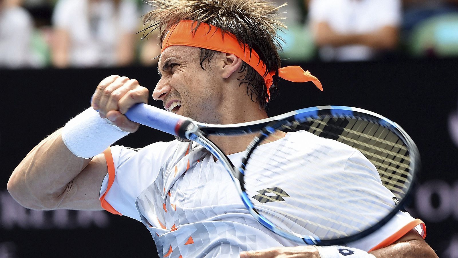 Ferrer devuelve la bola a Andy Murray.