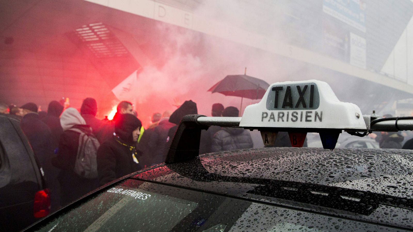 Concentración de taxistas en la Puerta Maillot en París