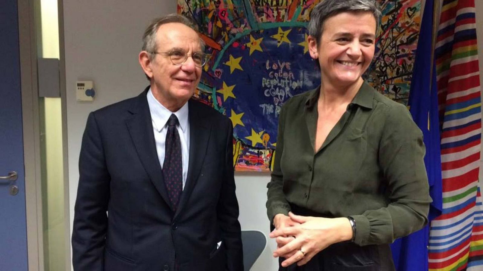 El ministro italiano de Finanzas, Pier Carlo Padoan, junto a la comisaria europea de Competencia, Margrethe Vestager