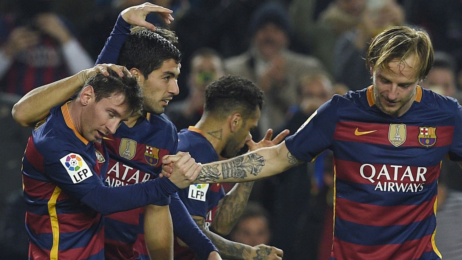 Los jugadores del Barça celebran el gol de Luis Suárez