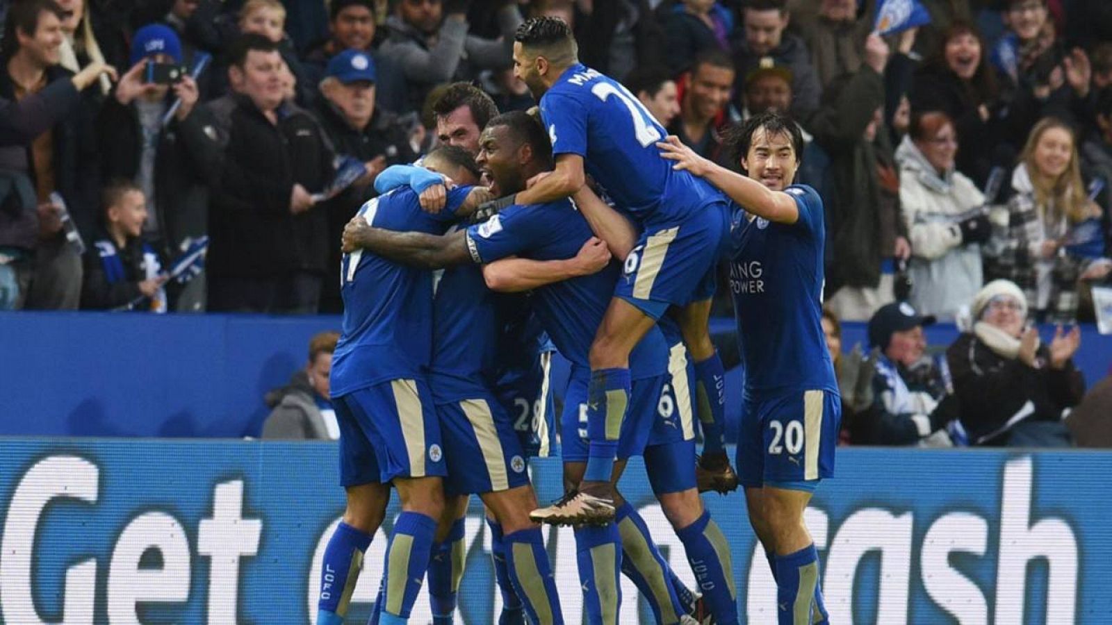 Los jugadores del Leicester City celebran un tanto ante su afición