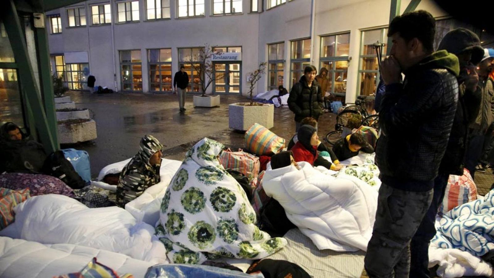 Refugiados durmiendo en la entrada de la Agencia Sueca de Migración