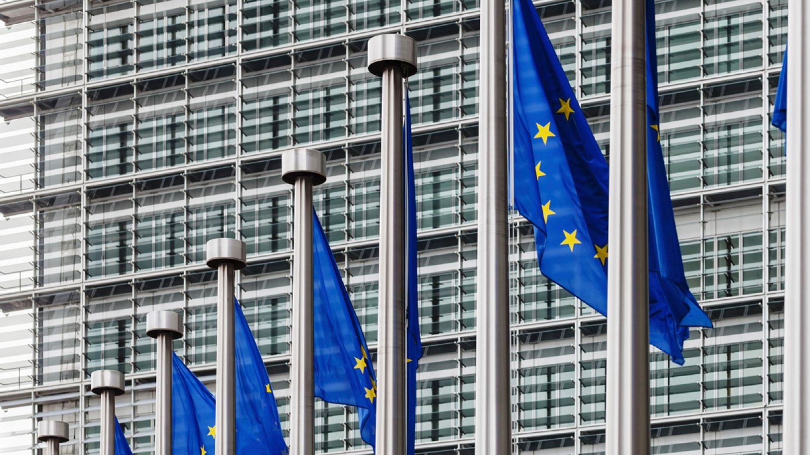 Banderas de la Unión Europea ondean delante de la sede de la Comisión