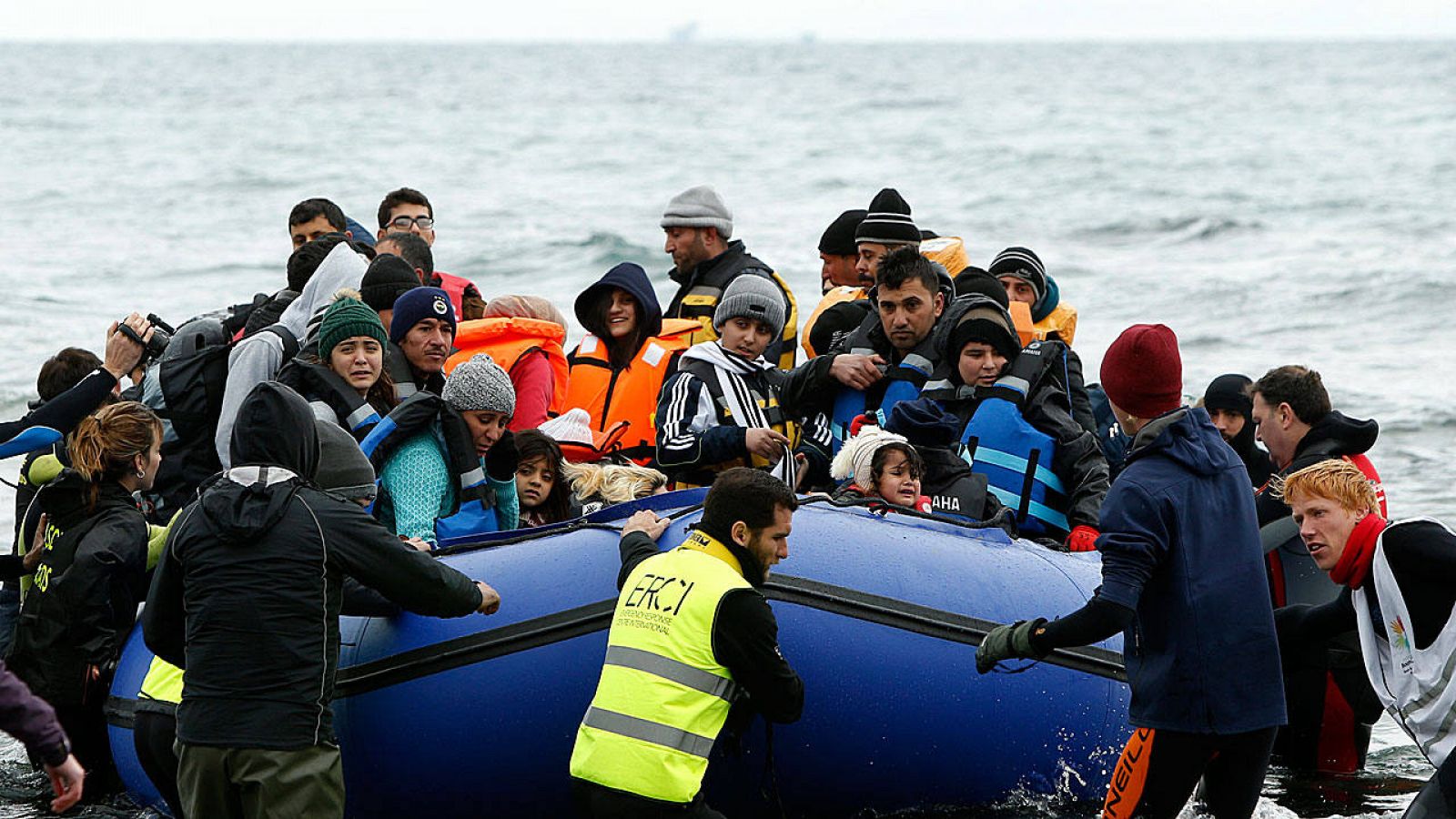 Voluntarios acuden al rescate de un grupo de refugiados y migrantes frente a la isla griega de Lesbos este viernes.