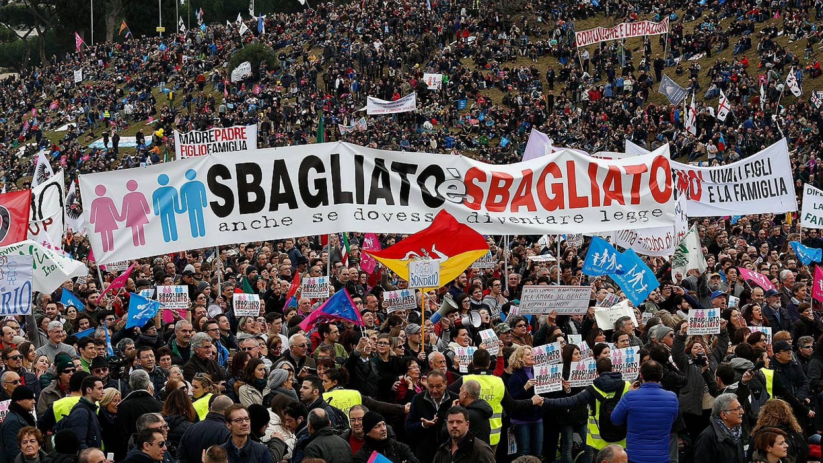 "Es un error incluso si se convierte en ley", reza la pancarta de los manifestantes contra las uniones gais en Roma.