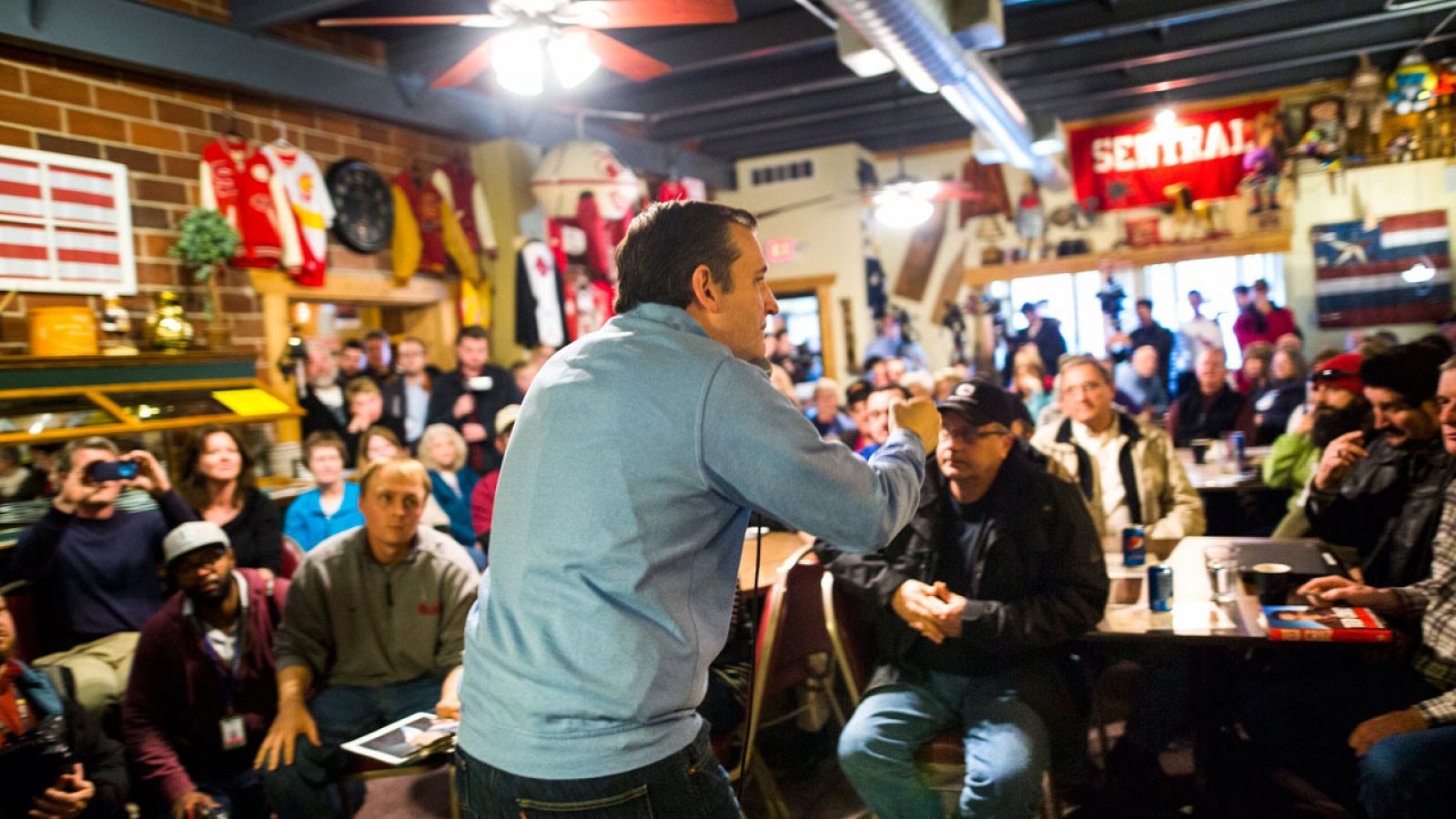 El candidato republicano Ted Cruz trata de ganarse el voto en un restaurante de Iowa.