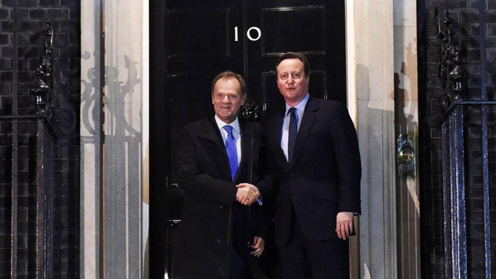 David Cameron y Donald Tusk se saludan antes de la reunión