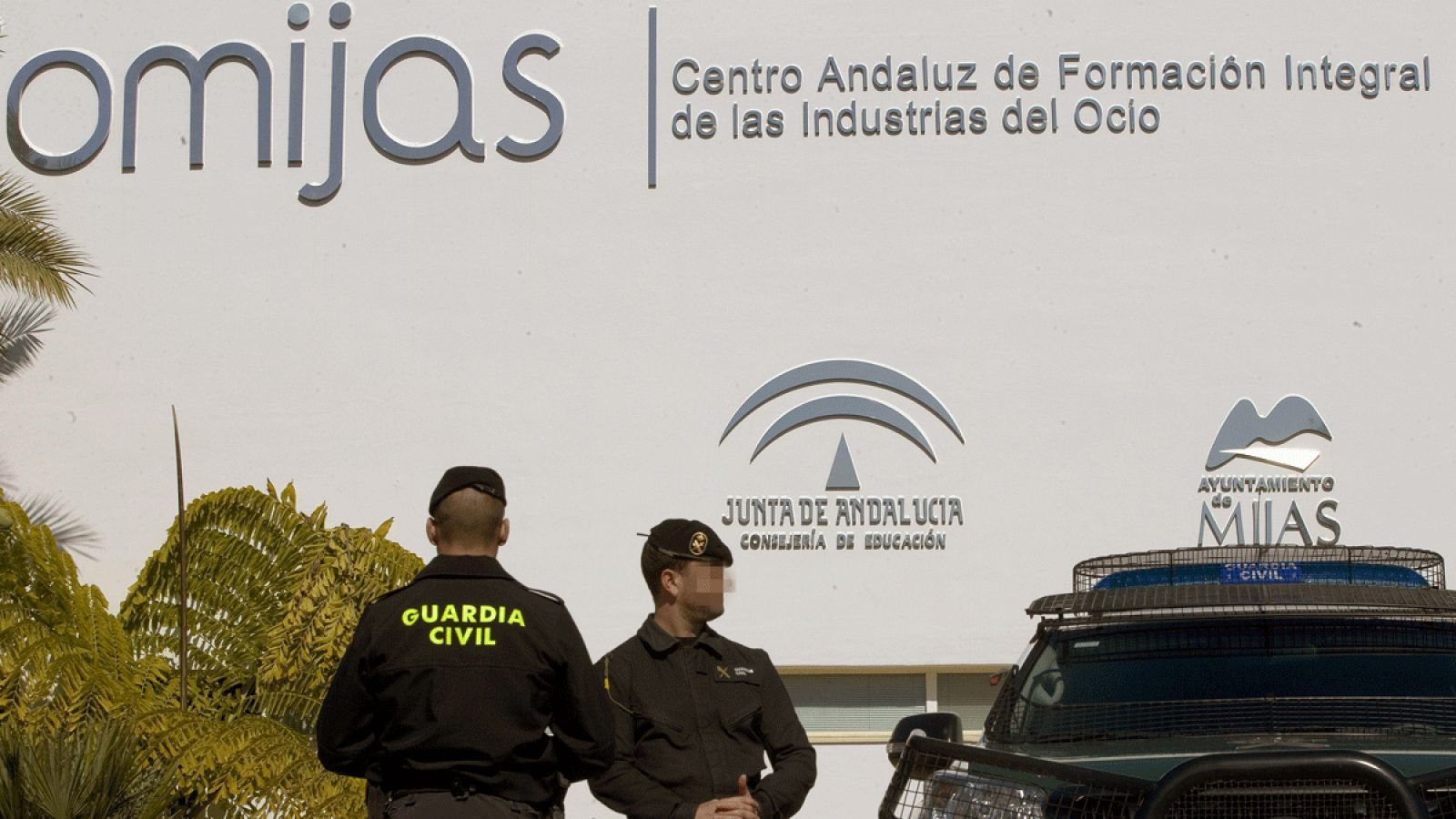 Una pareja de agentes del cuerpo de la Guardia Civil controlan el acceso al Centro Andaluz de Formación Integral de las Industrias del Ocio en la Cala de Mijas en Málaga