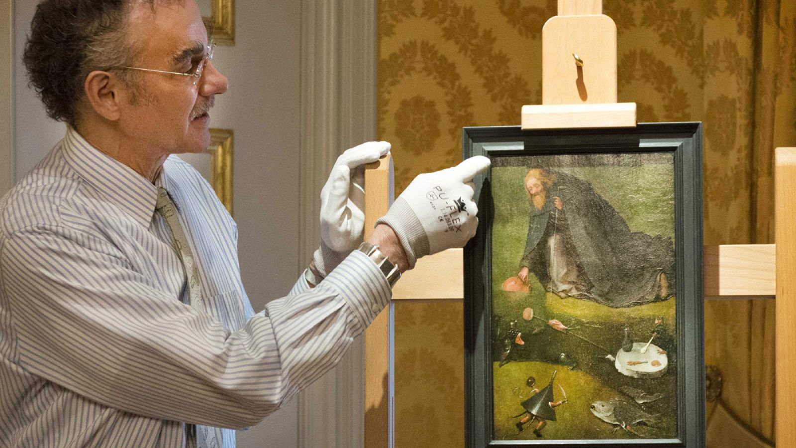 Un trabajador del museo Noordbrabants muestra el cuadro "La tentación de San Antonio" en el museo en Den Bosch (Holanda)