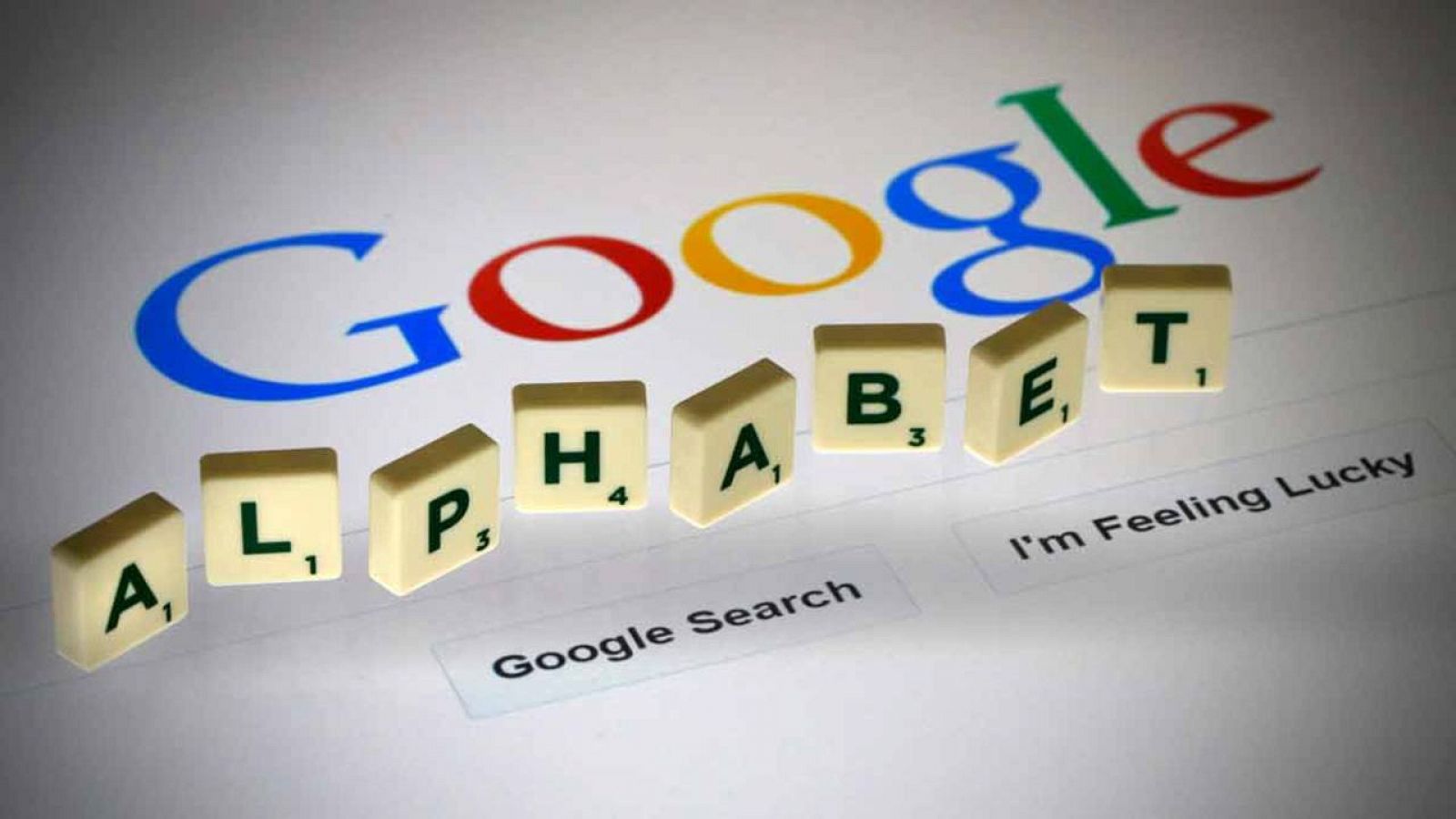 El logo de Google junto a unas letras que forman la palabra "Alphabet", su empresa matriz.