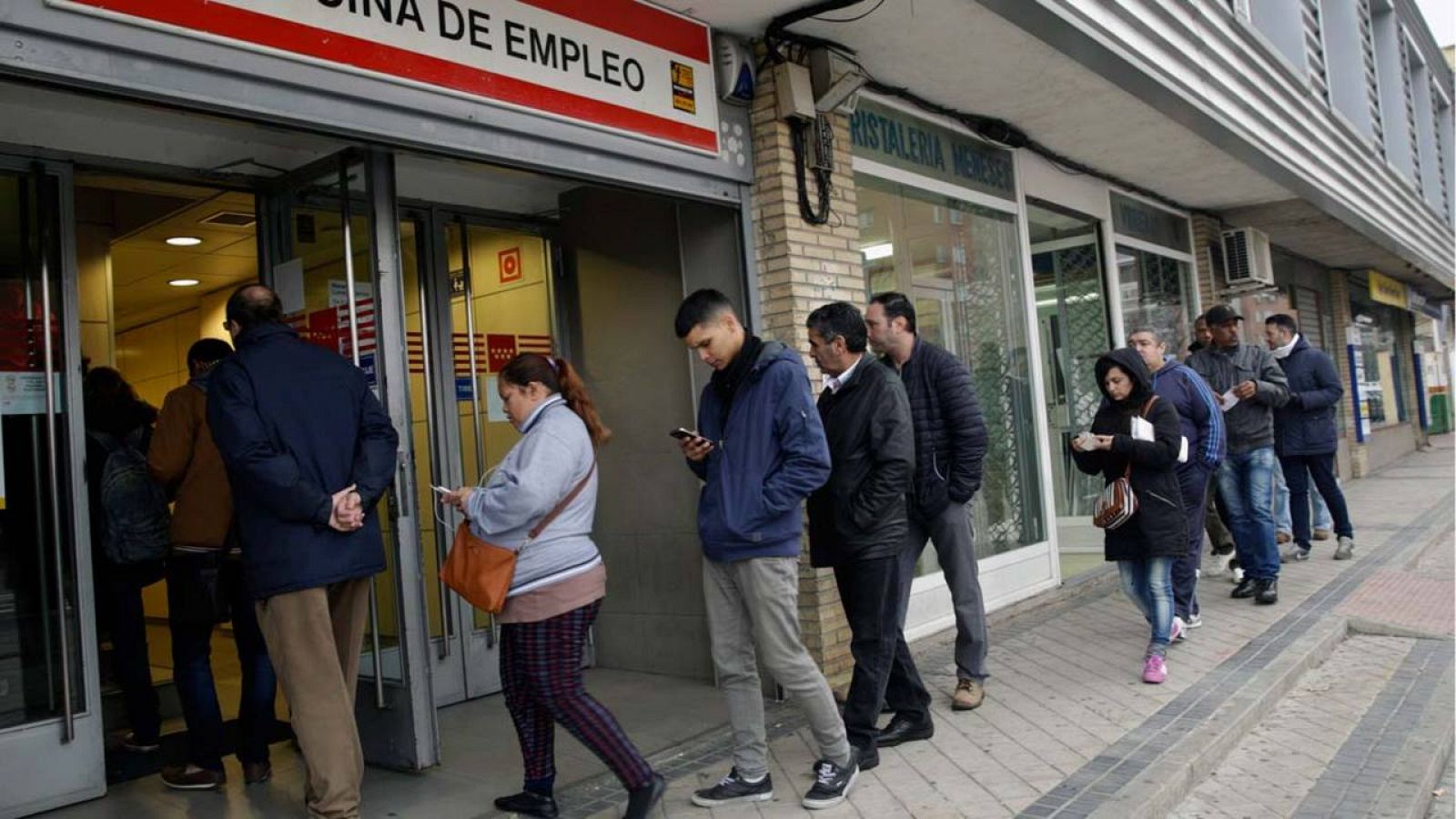 Varias personas entran en una oficina de empleo de Madrid