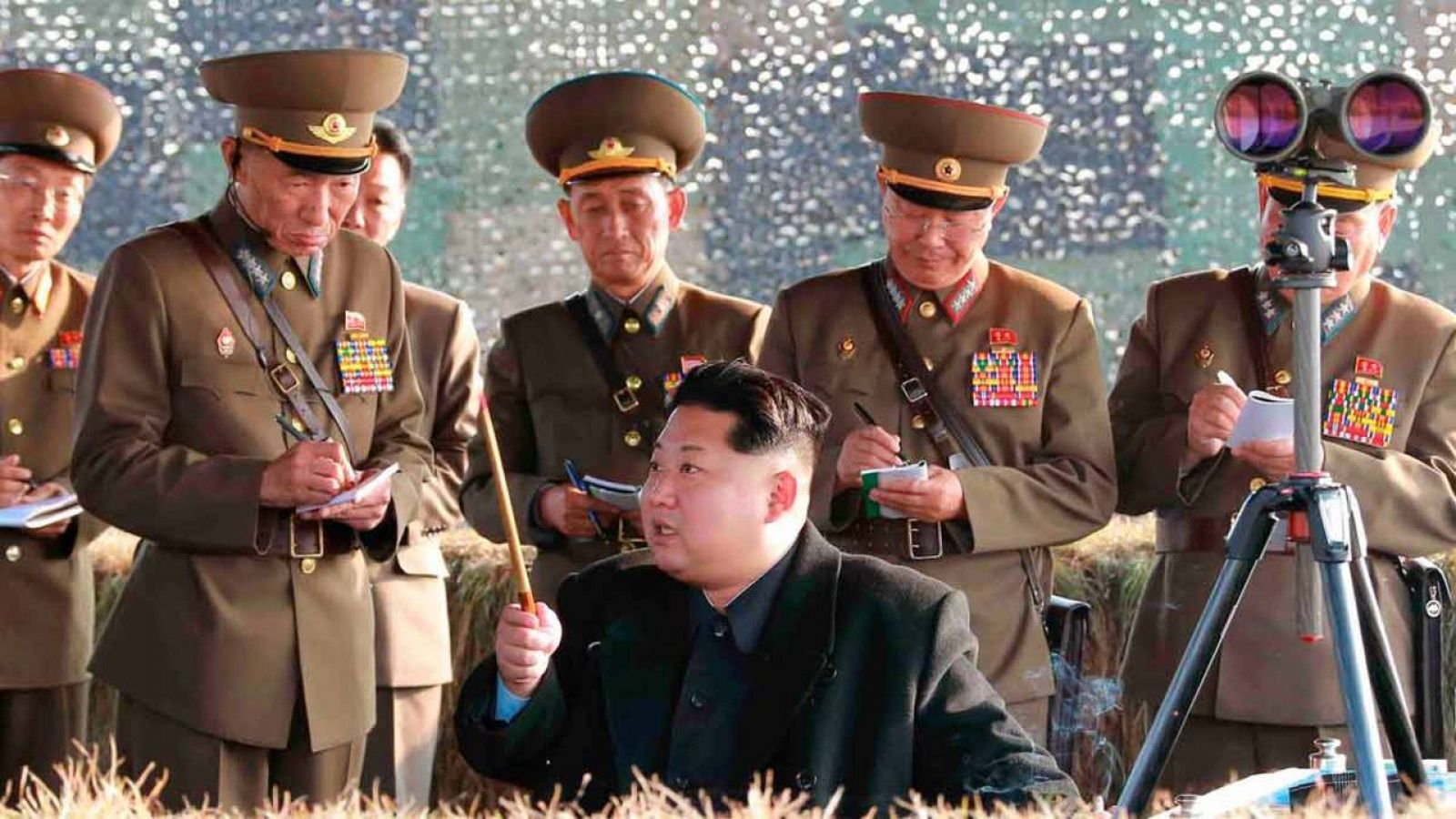 Imagen de archivo del líder norcoreano Kim Jong-un con miembros de su ejército.