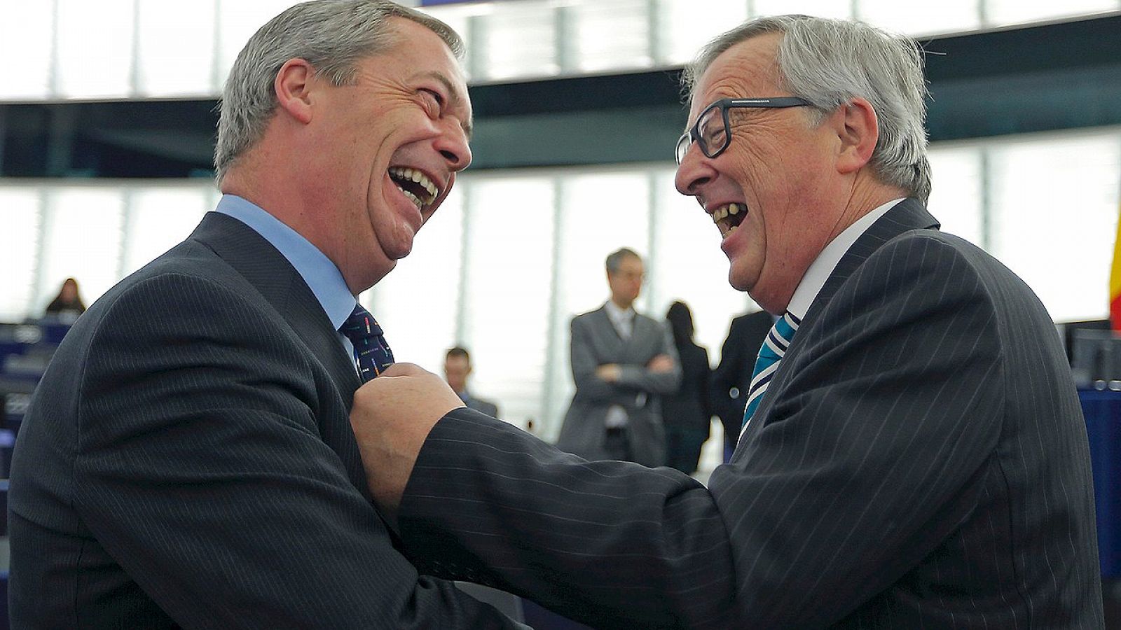 El presidente de la Comisión Europea, Jean-Claude Juncker (derecha) bromea con Nigel Farage, líder del eurófobo Partido de la Independencia del Reino Unido (UKIP), en el Parlamento europeo en Estrasburgo, el 3 de febrero de 2016. REUTERS/Vincent Kess